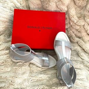 Donald Pliner comfort casual sandal silver w/zipper in back